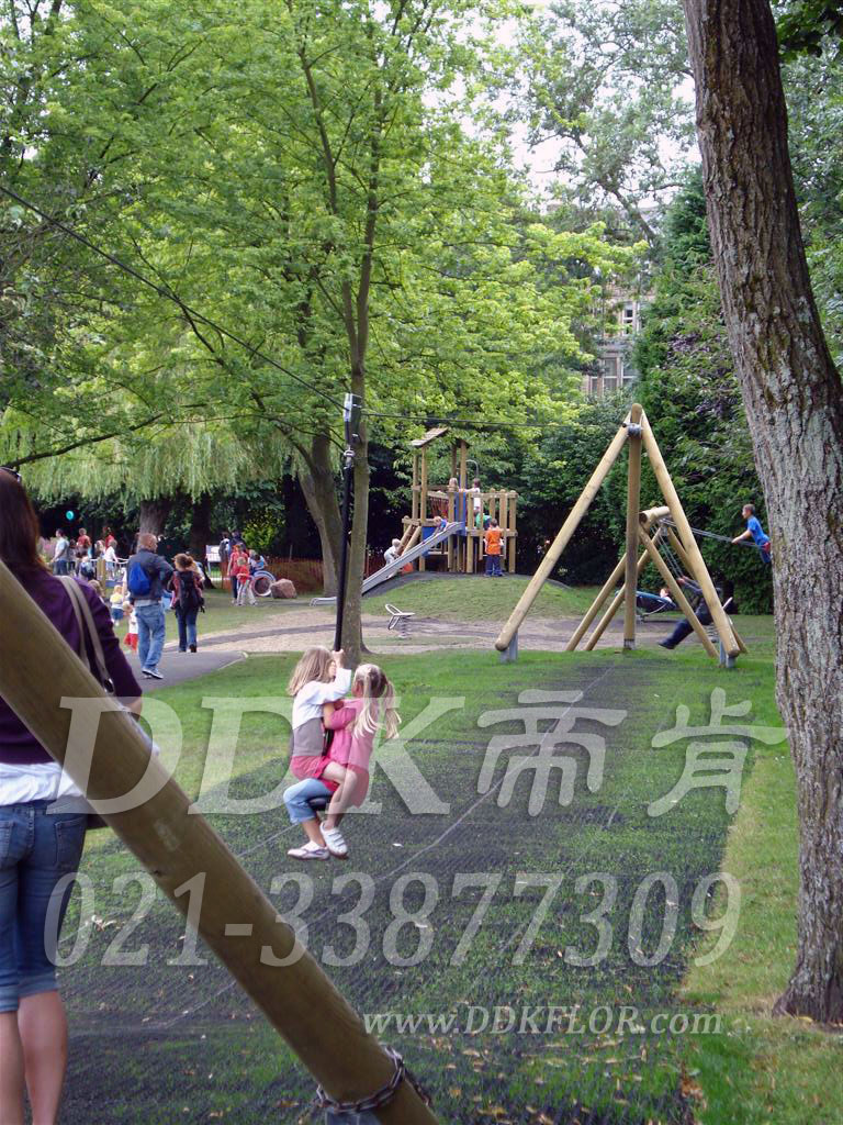 公園兒童游戲區(qū)_草坪地面保護(hù)_黑色樣板圖片，帝肯(DDK)_400_222效果圖，草坪保護(hù)墊