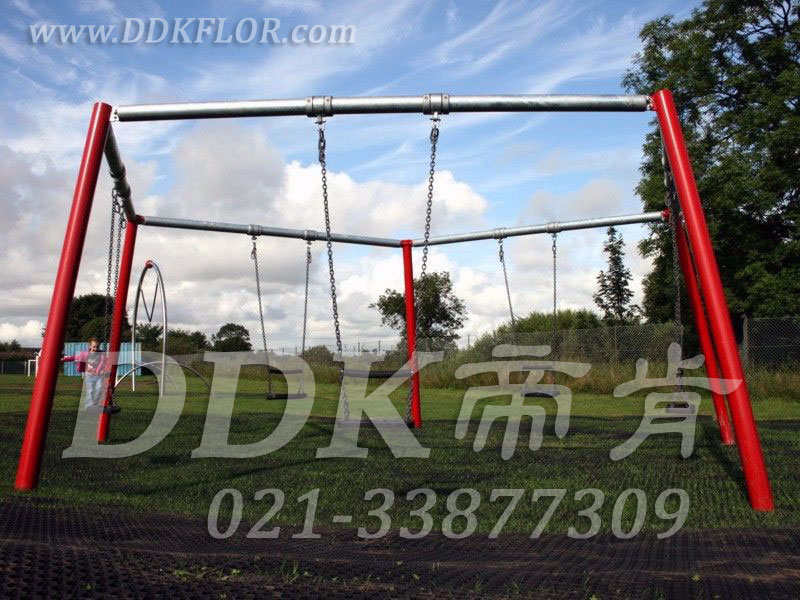 兒童健身游戲秋千區(qū)_草坪地面_黑色鋪裝樣板圖片，帝肯(DDK)_400_222效果圖，草坪保護(hù)墊