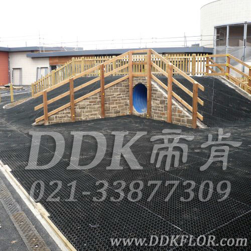 游樂主題區(qū)_戶外地面防摔_黑色鋪裝樣板圖片，帝肯(DDK)_400_222效果圖，戶外地毯,室外地毯,橡膠地毯