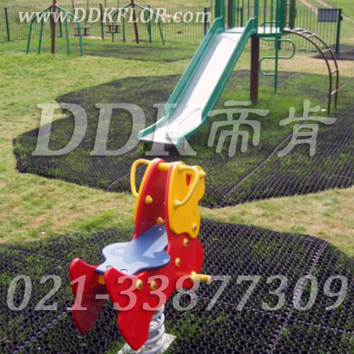 兒童滑梯游戲區(qū)草坪地面安全防護(hù)_黑色鋪裝樣板圖片，帝肯(DDK)_400_222效果圖，草坪保護(hù)墊,室外地膠,幼兒園室外地墊,幼兒園室外地膠,室外地毯,戶外網(wǎng)狀橡膠墊,戶外地膠,戶外地毯,戶外防滑墊,幼兒園地面防滑墊,幼兒園戶外地墊,幼兒園戶外地板,室外地墊