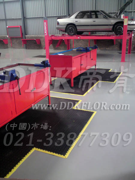 黑色+黃邊_機加工操作臺地面防滑材料鋪裝樣板圖片,帝肯(DDK)_2000_9979(工業(yè)廠房車間地面材料)效果圖,廠房地板材料,廠房地膠,廠房塑膠地板,廠房防滑地膠,維修車間地板,安全通道用地板,工業(yè)pvc地板,pvc工業(yè)地板,工業(yè)地板磚,工業(yè)地板,工業(yè)地板膠,工業(yè)地膠,工業(yè)塑膠地板,工業(yè)橡膠地板,工業(yè)防滑墊,pvc承重地板,耐重壓地板,工廠車間地膠,工廠車間地板革,車間pvc地板,車間塑膠地板,車間用地板膠,車間地板磚,車間地板,車間防砸地板,車間地膠墊,車間地面膠皮,倉庫防潮地膠,倉庫地板,防潮地板,防潮板,塑料拼裝地板,塑料拼接地板,塑料橡膠地毯,塑料地板