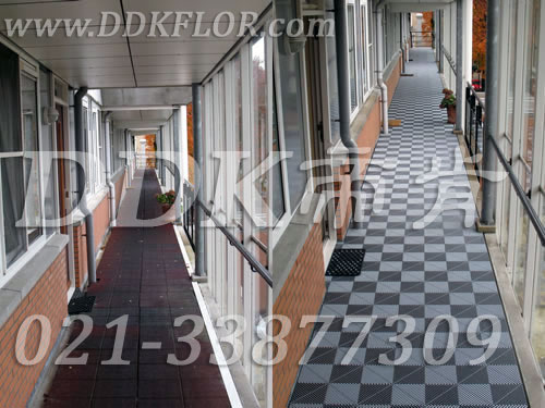 露天走廊全景鋪裝前后對(duì)比效果樣板圖片,帝肯(DDK)_8100_T500（露天陽臺(tái)地面材料）效果圖,走廊地板,走廊防滑墊,別墅陽臺(tái)地板,別墅陽臺(tái)裝修,室外陽臺(tái)地板,室外陽臺(tái)磚,室外露臺(tái)地磚,室外露臺(tái)裝修,舞臺(tái)地板,陽臺(tái)地板磚,陽臺(tái)地磚裝修,陽臺(tái)戶外地板,陽臺(tái)拼裝地板,陽臺(tái)裝修,露臺(tái)地板,露臺(tái)地磚,露臺(tái)地面裝修,露臺(tái)拼接地板,露臺(tái)花園裝修,露臺(tái)防滑地板,露臺(tái)防滑地磚,頂樓露臺(tái)裝修,室外生態(tài)地板,室外環(huán)保地板,室外防腐地板,