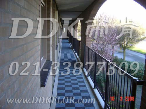 灰+白色_新型室外走廊地板樣板圖片,帝肯(DDK)_8100_T500（露天陽臺(tái)地面材料）效果圖,走廊地板,走廊防滑墊,別墅陽臺(tái)地板,別墅陽臺(tái)裝修,室外陽臺(tái)地板,室外陽臺(tái)磚,室外露臺(tái)地磚,室外露臺(tái)裝修,舞臺(tái)地板,陽臺(tái)地板磚,陽臺(tái)地磚裝修,陽臺(tái)戶外地板,陽臺(tái)拼裝地板,陽臺(tái)裝修,露臺(tái)地板,露臺(tái)地磚,露臺(tái)地面裝修,露臺(tái)拼接地板,露臺(tái)花園裝修,露臺(tái)防滑地板,露臺(tái)防滑地磚,頂樓露臺(tái)裝修,室外生態(tài)地板,室外環(huán)保地板,室外防腐地板,