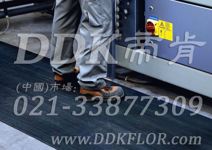 卷材黑色（6）_工廠車間用防滑耐磨地毯樣板圖片,帝肯(DDK)_S450_9979（工業(yè)車間地面防滑材料）效果圖,廠房地毯,廠房地膠,過道地毯,過道地墊,過道防滑墊,工廠車間地板革,維修車間地板,車間地墊,車間地毯,車間地膠墊,車間地面膠皮,車間塑料防滑墊,車間用地板膠,車間防滑地墊,車間防滑墊,車間防砸地板,工廠車間地膠,工業(yè)地毯,工業(yè)地膠,工業(yè)塑料地毯,工業(yè)地墊,工業(yè)地板膠,工業(yè)地板革,工業(yè)耐油地墊,工業(yè)走道地墊,工業(yè)防滑地毯,工業(yè)防滑墊,工廠地墊,工廠地毯,工廠地膠,工廠走道地墊,工業(yè)抗疲勞防滑墊,走道地墊,走道地毯,走道墊,塑料防滑地毯,橡膠地毯,耐壓耐磨地毯,走廊地毯,防滑地毯,防污地毯,防滑毯,防水地毯,防噪聲地毯,通道地毯,經(jīng)濟型抗疲勞地墊,抗疲勞腳墊,抗疲勞地毯,防疲勞地膠,防疲勞地毯,耐磨地膠,工廠用橡膠地墊,工廠防滑地墊,工廠防滑墊,pvc防滑地毯,pvc防滑地膠,PVC地毯,pvc地膠,pvc塑料地毯,pvc塑膠地毯,流水線地墊