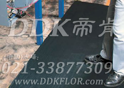 卷材黑色（7）_工廠車間用防滑耐磨地毯樣板圖片,帝肯(DDK)_S450_9979（工業(yè)車間地面防滑材料）效果圖,廠房地毯,廠房地膠,過道地毯,過道地墊,過道防滑墊,工廠車間地板革,維修車間地板,車間地墊,車間地毯,車間地膠墊,車間地面膠皮,車間塑料防滑墊,車間用地板膠,車間防滑地墊,車間防滑墊,車間防砸地板,工廠車間地膠,工業(yè)地毯,工業(yè)地膠,工業(yè)塑料地毯,工業(yè)地墊,工業(yè)地板膠,工業(yè)地板革,工業(yè)耐油地墊,工業(yè)走道地墊,工業(yè)防滑地毯,工業(yè)防滑墊,工廠地墊,工廠地毯,工廠地膠,工廠走道地墊,工業(yè)抗疲勞防滑墊,走道地墊,走道地毯,走道墊,塑料防滑地毯,橡膠地毯,耐壓耐磨地毯,走廊地毯,防滑地毯,防污地毯,防滑毯,防水地毯,防噪聲地毯,通道地毯,經(jīng)濟型抗疲勞地墊,抗疲勞腳墊,抗疲勞地毯,防疲勞地膠,防疲勞地毯,耐磨地膠,工廠用橡膠地墊,工廠防滑地墊,工廠防滑墊,pvc防滑地毯,pvc防滑地膠,PVC地毯,pvc地膠,pvc塑料地毯,pvc塑膠地毯,流水線地墊