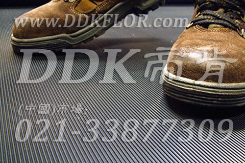 卷材黑色（8）_工廠車間用防滑耐磨地毯樣板圖片,帝肯(DDK)_S450_9979（工業(yè)車間地面防滑材料）效果圖,廠房地毯,廠房地膠,過道地毯,過道地墊,過道防滑墊,工廠車間地板革,維修車間地板,車間地墊,車間地毯,車間地膠墊,車間地面膠皮,車間塑料防滑墊,車間用地板膠,車間防滑地墊,車間防滑墊,車間防砸地板,工廠車間地膠,工業(yè)地毯,工業(yè)地膠,工業(yè)塑料地毯,工業(yè)地墊,工業(yè)地板膠,工業(yè)地板革,工業(yè)耐油地墊,工業(yè)走道地墊,工業(yè)防滑地毯,工業(yè)防滑墊,工廠地墊,工廠地毯,工廠地膠,工廠走道地墊,工業(yè)抗疲勞防滑墊,走道地墊,走道地毯,走道墊,塑料防滑地毯,橡膠地毯,耐壓耐磨地毯,走廊地毯,防滑地毯,防污地毯,防滑毯,防水地毯,防噪聲地毯,通道地毯,經(jīng)濟型抗疲勞地墊,抗疲勞腳墊,抗疲勞地毯,防疲勞地膠,防疲勞地毯,耐磨地膠,工廠用橡膠地墊,工廠防滑地墊,工廠防滑墊,pvc防滑地毯,pvc防滑地膠,PVC地毯,pvc地膠,pvc塑料地毯,pvc塑膠地毯,流水線地墊