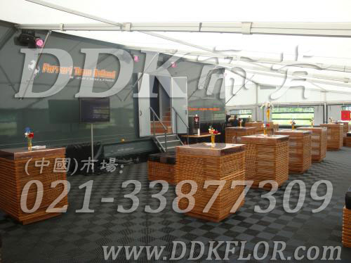 深灰組合安裝（30）_戶外展覽展銷會(huì)活動(dòng)招待區(qū)地面地板鋪裝材料樣板圖片,帝肯(DDK)_8100_680（展覽地面地板材料）效果圖,會(huì)展地板,可拼接展會(huì)塑膠地板,展會(huì)地板,展會(huì)地膠,展廳塑料格柵,展廳展車地墊,展臺(tái)地板,展銷會(huì)專用地板
