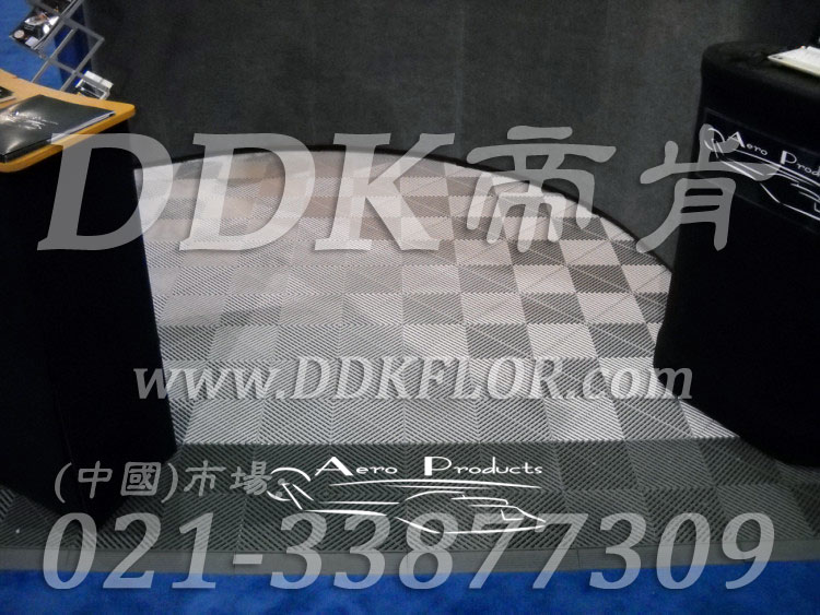 淺灰組合安裝（31）_展覽展銷會(huì)活動(dòng)接待區(qū)地面地板鋪裝材料樣板圖片,帝肯(DDK)_8100_680（展覽地面地板材料）效果圖,會(huì)展地板,可拼接展會(huì)塑膠地板,展會(huì)地板,展會(huì)地膠,展廳塑料格柵,展廳展車地墊,展臺(tái)地板,展銷會(huì)專用地板