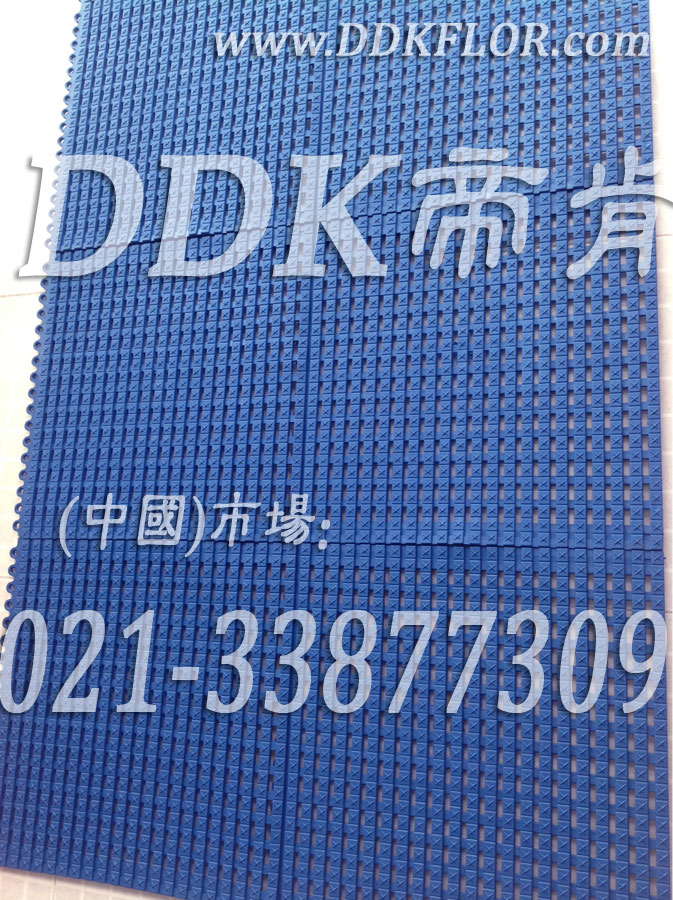 藍(lán)色鏈口鋪裝網(wǎng)格地膠樣板圖片,帝肯(DDK)_9900（Tiger|泰格）效果圖，浴室pvc格柵地板,柵格地墊,排水地墊,pvc防水地墊,塑膠透水地板,衛(wèi)生間地板隔水墊,衛(wèi)生間地墊,衛(wèi)浴防滑墊,衛(wèi)生間防水地墊,衛(wèi)生間防滑地墊,衛(wèi)生間防滑墊,衛(wèi)生間地膠,漏水地墊,漏水地膠,排水防滑墊,排水地板,疏水墊,疏水板,疏水磚,疏水防滑地墊,疏水防滑墊,耐油耐水地墊,漏水防滑墊,疏水地墊,疏水地毯,疏水地席,浴室防滑疏水磚,透水地墊,透水地板膠墊,透水防滑塑膠地墊,防水地墊,防水地毯,防水地膠墊,防水墊,防水防滑墊,防滑隔水墊,隔水地墊,隔水地板,隔水材料,泄水型地板磚,PVC拼接地墊,塑料拼接地板,拼接式防滑墊,拼接式地墊,拼裝地墊,拼裝地膠,防滑拼墊,泳池地膠,泳池防滑地墊,泳池防滑地毯,洗手間地墊,洗手間防滑地毯,洗手間防滑墊,洗浴防滑墊,洗澡間防滑墊,游泳池地墊,游泳池防滑地膠,游泳池防滑墊,游泳館防滑墊,浴池防滑地墊,浴池防滑墊,浴室防滑地墊,浴室防滑地磚,浴室防滑地膠,浴室防滑墊,浴室地墊,浴室地板,浴室地板磚,浴室地毯,浴室地磚,浴室墊,淋浴房防滑墊