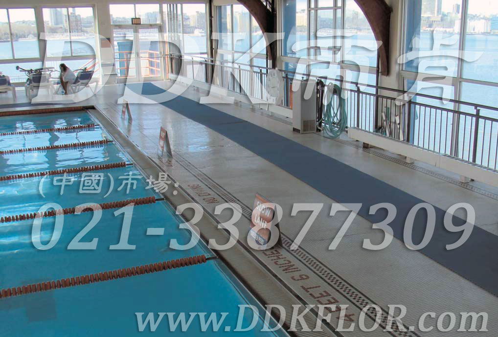灰色_直條紋_游泳館池邊濾水防滑地毯（16）樣板圖片,帝肯(DDK)_1900_339（游泳池地面防滑材料）效果圖，泳池地膠,泳池防滑地墊,泳池防滑地毯,游泳池防滑墊,游泳池防滑地膠,游泳池地墊,浴室pvc格柵地板,浴室地墊,浴室地板,浴室地板磚,浴室地毯,浴室地磚,浴室墊,浴室防滑地墊,浴室防滑地磚,浴室防滑地膠,浴室防滑墊,浴室防滑疏水磚,浴池防滑地墊,浴池防滑墊,衛(wèi)生間地墊,衛(wèi)生間防滑地毯,衛(wèi)浴防滑墊,衛(wèi)生間地板隔水墊,衛(wèi)生間地膠,衛(wèi)生間塑料地板,衛(wèi)生間防水地墊,衛(wèi)生間防水墊,衛(wèi)生間防滑地墊,衛(wèi)生間防滑墊,廁所防滑墊,洗浴防滑墊,淋浴房防滑墊