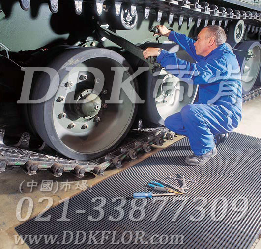 灰色_工廠車間工作區(qū)地面防滑防護(hù)網(wǎng)格毯（11）樣板圖片,帝肯(DDK)_1900_9979（工業(yè)地面鋪地材料）效果圖，工業(yè)地墊,工業(yè)地板膠,工業(yè)地板革,工業(yè)地毯,工業(yè)地膠,工業(yè)塑料地毯,工業(yè)塑膠地板,工業(yè)抗疲勞地墊,工業(yè)抗疲勞防滑墊,工業(yè)橡膠地板,工業(yè)用格柵地墊,工業(yè)耐油地墊,工業(yè)走道地墊,工業(yè)防滑地墊,工業(yè)防滑地毯,工業(yè)防滑墊,工廠地墊,工廠地板膠,工廠地毯,工廠地膠,工廠塑膠地板,工廠用橡膠地墊,工廠走道地墊,工廠用塑料地板,工廠車間地板革,工廠車間地膠,工廠防滑地墊,工廠防滑墊,帶孔防滑墊,多孔防滑地墊,多孔橡膠墊,耐油工業(yè)橡膠墊,車間地墊,車間防滑地墊,車間防滑墊,車間地面膠皮,車間地膠墊,車間地毯,車間塑料防滑墊,車間塑膠地板,抗疲勞地毯,抗疲勞墊,抗疲勞腳墊,疏水型抗疲勞地墊,經(jīng)濟(jì)型抗疲勞地墊,防疲勞墊,防疲勞地膠,防疲勞地毯,防疲勞地墊,防疲勞腳墊,廠房防滑地膠,廠房地板材料,廠房地膠,廠房地毯,z字型疏水墊,疏水防滑墊,漏水橡膠墊,漏水地膠,漏水防滑墊,耐油耐水地墊,茶水間防滑地墊,防水地毯,透水地墊,透水地板膠墊,隔水材料,疏水地毯,疏水地席