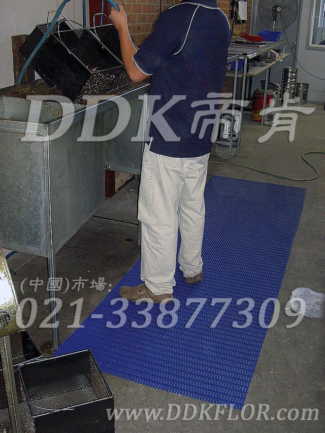 藍(lán)色_廚房操作間地面網(wǎng)格型防滑毯（1）樣板圖片,帝肯(DDK)_1900_798（食堂餐廳廚房防滑材料）效果圖，廚房地墊,廚房地毯,廚房地膠,廚房防滑地墊,廚房防滑地毯,廚房防滑地磚,廚房防滑墊,后廚用輸水墊,后a廚防滑墊,餐廳廚房專用地毯,餐廳防滑地墊,食堂專用防滑地毯,食堂用防滑地墊,食堂防滑墊