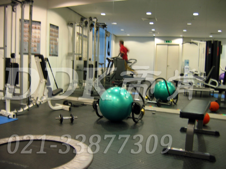 室內(nèi)健身房運(yùn)動地面材料（17）_深灰色樣板圖片,帝肯(DDK)_2000_3020（健身房地面鋪裝材料）效果圖,健身房pvc塑膠地板,健身房地墊,健身房地板,健身房地板膠,健身房地毯,健身房地膠,健身房橡膠地板,健身房防震地墊,運(yùn)動地墊,運(yùn)動地板,運(yùn)動地膠