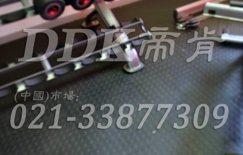 室內(nèi)健身房運(yùn)動地面材料（21）_深灰色樣板圖片,帝肯(DDK)_2000_3020（健身房地面鋪裝材料）效果圖,健身房pvc塑膠地板,健身房地墊,健身房地板,健身房地板膠,健身房地毯,健身房地膠,健身房橡膠地板,健身房防震地墊,運(yùn)動地墊,運(yùn)動地板,運(yùn)動地膠