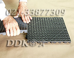 灰色_加厚鏤空防滑墊材30*30cm樣板圖片,帝肯(DDK)_8300（SMX|世勁）效果圖,塑料防滑網(wǎng)格墊,塑料網(wǎng)格防滑地墊,塑料網(wǎng)格扳,網(wǎng)格塑料墊,網(wǎng)格地墊,網(wǎng)格地板,網(wǎng)格防滑墊,網(wǎng)格塑料地板墊,防滑塑料網(wǎng)格,網(wǎng)孔地墊,室外拼接地墊,拼裝地墊,拼接式地墊,拼接式防滑墊,防滑拼墊,PVC拼接地墊,室外鏤空拼裝地板,籃球場(chǎng)地拼裝地板,漏水防滑墊,漏水地膠,漏水地墊,漏水橡膠墊,透水地墊,防水地墊,防水地毯,防水墊,防水地膠墊,防水防滑墊,隔水地墊,隔水地板,隔水材料,耐油耐水地墊,疏水墊,疏水性材料,疏水磚,疏水防滑地墊,疏水防滑墊,疏水板,塑料膠墊,pvc防水地墊,z字型疏水墊,衛(wèi)生間防水地墊,衛(wèi)生間防水墊,衛(wèi)生間地板隔水墊,排水地墊,排水地板,排水防滑墊,泄水型地板磚,透水防滑塑膠地墊,防滑隔水墊,防潮地墊,pvc防滑地膠,PVC防滑墊,pvc地墊,pvc地膠