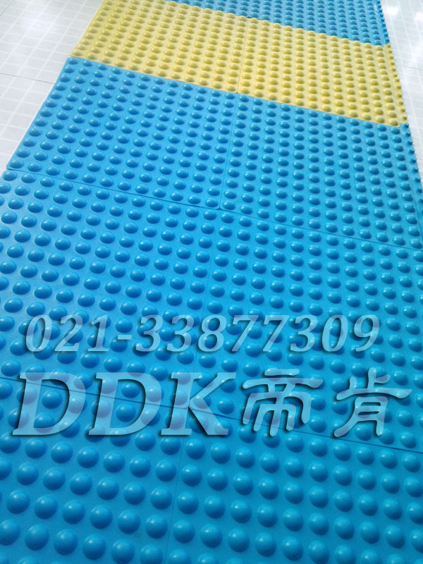 圓形突起f防滑_水藍(lán)顏色_多水地磚表面防滑地膠樣板圖片,帝肯(DDK)_1500_339（有泳池防滑處理材料）效果圖，泳池地膠,泳池防滑地墊,泳池防滑地毯,游泳池地墊,游泳池防滑地膠,游泳池防滑墊,游泳館防滑墊,更衣間防滑地墊,洗手間地墊,洗手間防滑地毯,洗手間防滑墊,洗浴防滑墊,洗澡間防滑墊,公共衛(wèi)生間塑料地毯,衛(wèi)浴防滑墊,衛(wèi)生間地墊,衛(wèi)生間地膠,衛(wèi)生間防水地墊,衛(wèi)生間防水墊,衛(wèi)生間防滑地毯,衛(wèi)生間防滑墊,衛(wèi)生間防滑地磚,衛(wèi)生間塑料地板,浴室地墊,浴室地膠,浴室墊,浴室防滑地墊,浴室防滑地板,浴室防滑地磚,浴室防滑地膠,浴室防滑墊,浴室地毯,浴室地磚,浴室地板磚,浴室地板,淋浴房防滑墊,浴池防滑地墊,浴池防滑墊,浴室防滑疏水磚