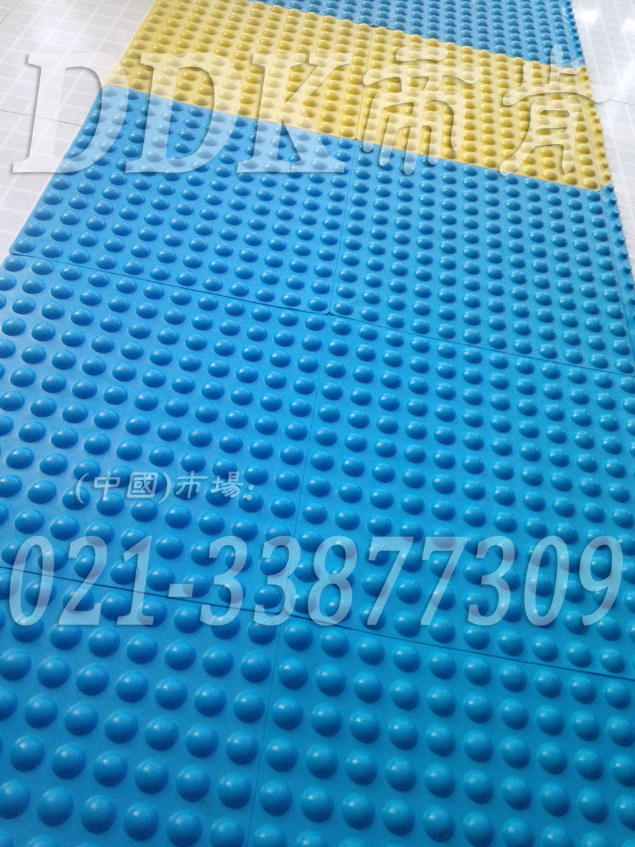 表面圓點(diǎn)防滑按摩地毯_新型自拼式_浴室衣帽間泳池地面防滑毯樣板圖片,帝肯(DDK)_1500_339（有泳池防滑處理材料）效果圖，泳池地膠,泳池防滑地墊,泳池防滑地毯,游泳池地墊,游泳池防滑地膠,游泳池防滑墊,游泳館防滑墊,更衣間防滑地墊,洗手間地墊,洗手間防滑地毯,洗手間防滑墊,洗浴防滑墊,洗澡間防滑墊,公共衛(wèi)生間塑料地毯,衛(wèi)浴防滑墊,衛(wèi)生間地墊,衛(wèi)生間地膠,衛(wèi)生間防水地墊,衛(wèi)生間防水墊,衛(wèi)生間防滑地毯,衛(wèi)生間防滑墊,衛(wèi)生間防滑地磚,衛(wèi)生間塑料地板,浴室地墊,浴室地膠,浴室墊,浴室防滑地墊,浴室防滑地板,浴室防滑地磚,浴室防滑地膠,浴室防滑墊,浴室地毯,浴室地磚,浴室地板磚,浴室地板,淋浴房防滑墊,浴池防滑地墊,浴池防滑墊,浴室防滑疏水磚