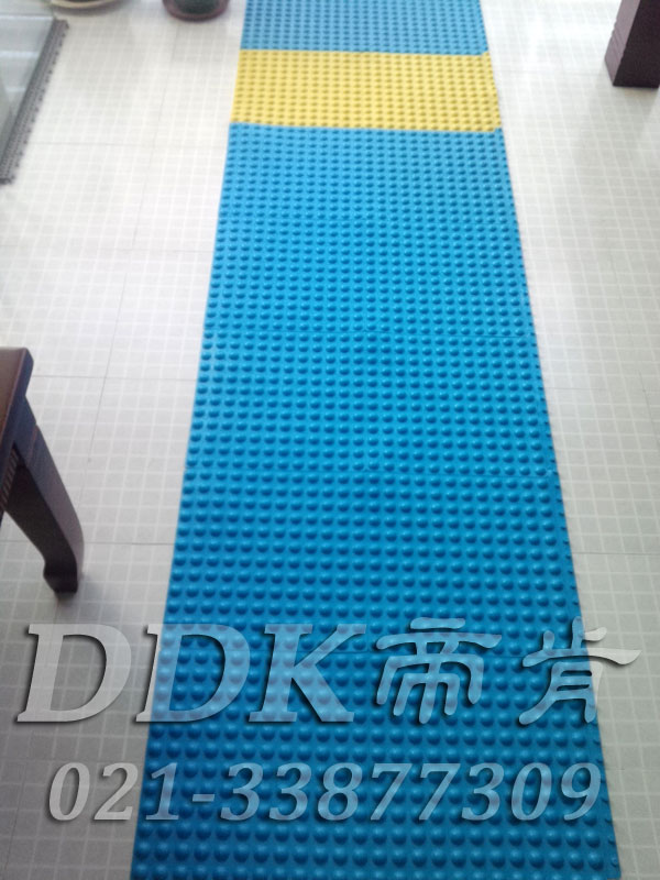 可拼接型圓形凸點(diǎn)防滑表面_適于浴室泳池及更一間地面通道防滑地毯樣板圖片,帝肯(DDK)_1500_339（有泳池防滑處理材料）效果圖，泳池地膠,泳池防滑地墊,泳池防滑地毯,游泳池地墊,游泳池防滑地膠,游泳池防滑墊,游泳館防滑墊,更衣間防滑地墊,洗手間地墊,洗手間防滑地毯,洗手間防滑墊,洗浴防滑墊,洗澡間防滑墊,公共衛(wèi)生間塑料地毯,衛(wèi)浴防滑墊,衛(wèi)生間地墊,衛(wèi)生間地膠,衛(wèi)生間防水地墊,衛(wèi)生間防水墊,衛(wèi)生間防滑地毯,衛(wèi)生間防滑墊,衛(wèi)生間防滑地磚,衛(wèi)生間塑料地板,浴室地墊,浴室地膠,浴室墊,浴室防滑地墊,浴室防滑地板,浴室防滑地磚,浴室防滑地膠,浴室防滑墊,浴室地毯,浴室地磚,浴室地板磚,浴室地板,淋浴房防滑墊,浴池防滑地墊,浴池防滑墊,浴室防滑疏水磚