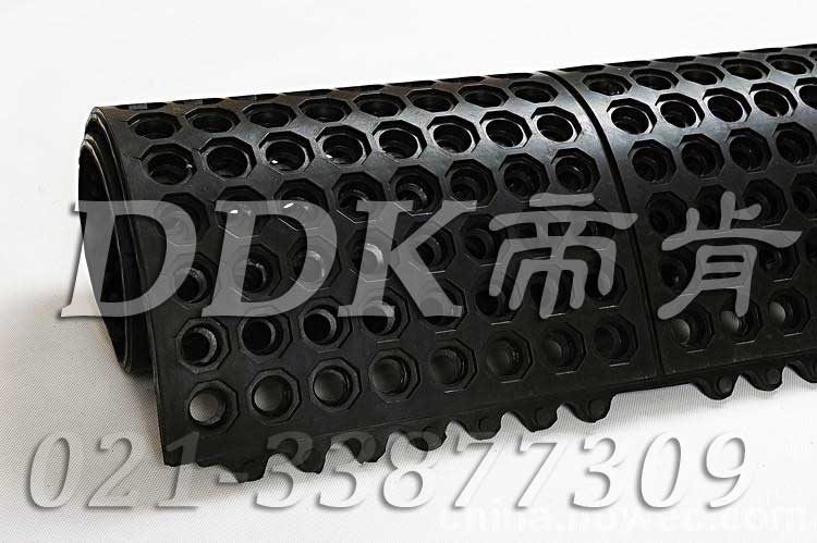 黑色有孔防滑疏水防震防護(hù)膠墊樣板圖片，帝肯(DDK)_4800_MD900X900（Rmaid900X900|樂美達(dá)）效果圖，減震橡膠墊,多孔橡膠墊,安全橡膠地墊,工廠用橡膠地墊,橡膠地毯,橡膠彈性地墊,橡膠腳墊,橡膠防滑地墊,橡膠防滑墊,漏水橡膠墊,耐油工業(yè)橡膠墊,耐油橡膠地墊,耐油橡膠墊,船用橡膠墊,船用橡膠防滑墊,車間橡膠墊,防滑橡膠地墊,防滑橡膠墊,預(yù)制型橡膠卷材,衛(wèi)生間防水墊,衛(wèi)生間防水地墊,廚房疏水材料,衛(wèi)生間地板隔水墊,室外防滑透水墊,排水地墊,漏水地墊,漏水地膠,泄水型地板磚,疏水墊,疏水性材料,疏水型抗疲勞地墊,疏水地膠,疏水地毯,疏水地席,疏水地墊,疏水磚,疏水防滑地墊,透水地墊,防水地墊,防滑隔水墊,防水防滑墊,防水墊,防水地膠墊,防水地毯,隔水地墊,隔水材料,茶水間防滑地墊,排水防滑墊,多孔防滑地墊,帶孔防滑墊,網(wǎng)孔地墊,戶外網(wǎng)狀橡膠墊,網(wǎng)格地墊,網(wǎng)格防滑墊,網(wǎng)狀防滑墊,網(wǎng)眼防滑