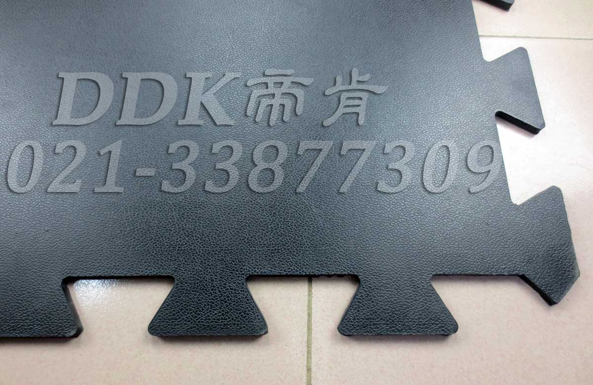 皮紋防滑表面_黑色_工業(yè)地面抗壓耐磨防護(hù)地板材料樣板圖片,帝肯(DDK)_4100（Honda|宏達(dá)）效果圖，抗壓地墊,抗壓地板,耐壓地板,耐壓耐磨地毯,耐重壓地墊,耐重壓地板,膠墊,腳墊,工業(yè)地板磚,車間地板磚,維修車間地板,車間地板防護(hù)墊,pvc工業(yè)地板,工業(yè)地板,工業(yè)地墊,工業(yè)地坪,工業(yè)地膠,工業(yè)地磚,工業(yè)地板膠,工廠地墊,工廠地板,工廠地板膠,工廠地毯,工廠腳墊,工業(yè)防滑墊,工廠用橡膠地墊,汽車維修車間用地板,車間地板,車間橡膠地板,車間橡膠墊,車間用地板膠,車間防滑地墊,車間防滑墊,車間防砸地板,軟質(zhì)地板,車間pvc地板,車間地坪,車間地墊,車間塑膠地板,車間地面膠皮,車間地膠墊,車間地毯,安全地膠,安全墊,安全橡膠地墊,安全防滑墊,耐磨地板,耐磨地墊,耐磨地膠,耐磨防滑地板,樹皮紋,蛇皮紋
