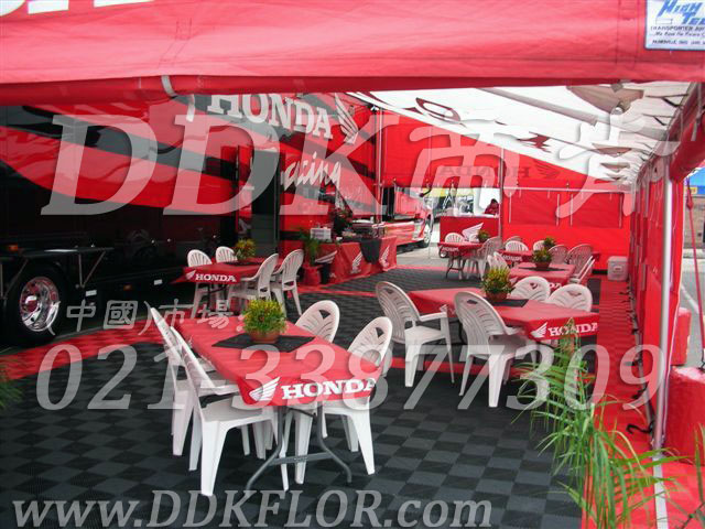 F1國際賽事honda本田車隊(duì)休憩區(qū)帳篷地面塑膠地板鋪設(shè)實(shí)景_灰紅兩色組合效果樣板圖片,帝肯(DDK)_8100_600（戶外活動(dòng)用帳篷地面材料）效果圖,車展地膠,車展地板,可拼接展會(huì)塑膠地板,帳篷地墊,帳篷地毯,帳篷地膠,移動(dòng)篷房用地板