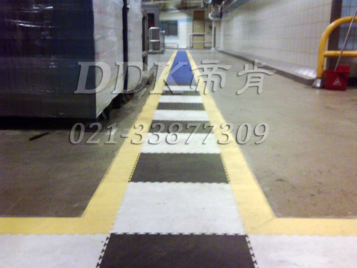 渤海裝備制造公司第一機(jī)械廠某車間水泥地面通道防滑鋪設(shè)現(xiàn)場圖例_黑白相間醒目走道地板樣板圖片,帝肯(DDK)_2000_9200（廠房通道地板防護(hù)材料）效果圖，地面保護(hù)墊
