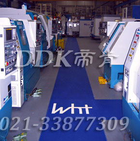 Wht公司電器控制車間通道地板鋪裝現(xiàn)場圖例_藍(lán)灰色醒目相間防滑工業(yè)pvc地板樣板圖片,帝肯(DDK)_2000_9200（廠房通道地板防護(hù)材料）效果圖，安全通道用地板,工業(yè)走道地墊,工廠走道地墊,走道墊,走道地墊,過道防滑墊,通道防滑墊,過道地墊,過道地毯,通道地毯,工廠地板,工業(yè)防滑地板,工業(yè)pvc地板,工廠車間地板革,工廠用塑料地板,車間地板磚,車間用地板膠,車間地板,車間塑膠地板,車間橡膠地板,工廠車間地膠,工廠車間地坪保護(hù)地板,工廠地板膠,抗壓地板,拼接地板,模塊地板,地板膠,塑料拼裝地板,工業(yè)地板膠,工業(yè)地板磚,工業(yè)地板,廠房塑膠地板,廠房地板材料,pvc地板磚,pvc工業(yè)地板,pvc地板膠,pvc塑膠地板
