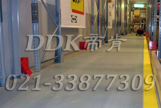 宜家家居(IKEA)公司某倉庫通道地面鋪裝地板現(xiàn)場圖例_全灰色平板表面加黃色警示邊防護(hù)地板樣板圖片,帝肯(DDK)_2000_9200（廠房通道地板防護(hù)材料）效果圖，安全通道用地板,工業(yè)走道地墊,工廠走道地墊,走道墊,走道地墊,過道防滑墊,通道防滑墊,過道地墊,過道地毯,通道地毯,工廠地板,工業(yè)防滑地板,工業(yè)pvc地板,工廠車間地板革,工廠用塑料地板,車間地板磚,車間用地板膠,車間地板,車間塑膠地板,車間橡膠地板,工廠車間地膠,工廠車間地坪保護(hù)地板,工廠地板膠,抗壓地板,拼接地板,模塊地板,地板膠,塑料拼裝地板,工業(yè)地板膠,工業(yè)地板磚,工業(yè)地板,廠房塑膠地板,廠房地板材料,pvc地板磚,pvc工業(yè)地板,pvc地板膠,pvc塑膠地板