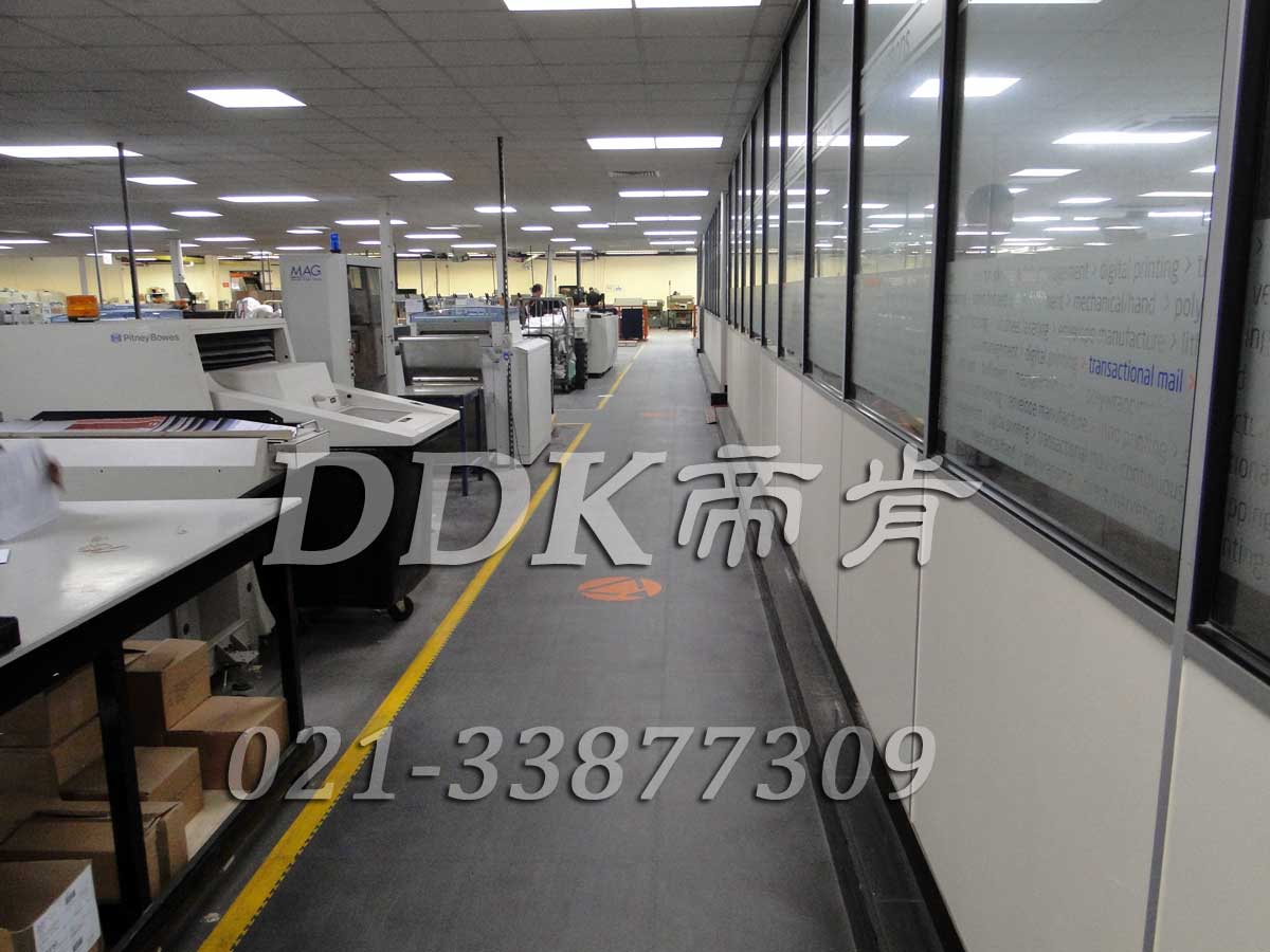 MAG工廠機(jī)床廠房通道地面鋪裝地板現(xiàn)場圖例_全深灰色表面加黃色警示邊的通道pvc地板膠樣板圖片,帝肯(DDK)_2000_9200（廠房通道地板防護(hù)材料）效果圖，安全通道用地板,工業(yè)走道地墊,工廠走道地墊,走道墊,走道地墊,過道防滑墊,通道防滑墊,過道地墊,過道地毯,通道地毯,工廠地板,工業(yè)防滑地板,工業(yè)pvc地板,工廠車間地板革,工廠用塑料地板,車間地板磚,車間用地板膠,車間地板,車間塑膠地板,車間橡膠地板,工廠車間地膠,工廠車間地坪保護(hù)地板,工廠地板膠,抗壓地板,拼接地板,模塊地板,地板膠,塑料拼裝地板,工業(yè)地板膠,工業(yè)地板磚,工業(yè)地板,廠房塑膠地板,廠房地板材料,pvc地板磚,pvc工業(yè)地板,pvc地板膠,pvc塑膠地板