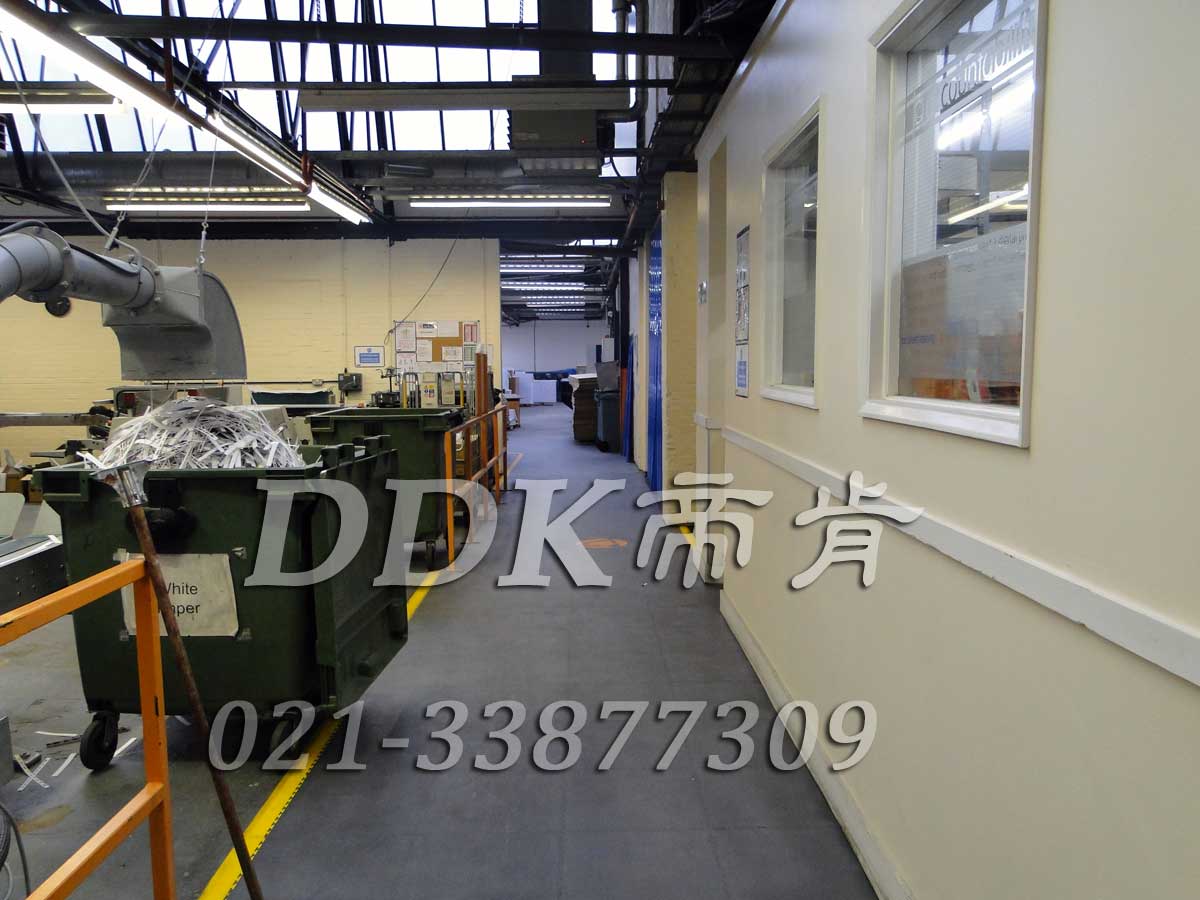 曼透平有限公司某車間通道地面鋪裝地板現(xiàn)場圖例_全深灰色表面加黃色警示邊的通道廠房地膠樣板圖片,帝肯(DDK)_2000_9200（廠房通道地板防護(hù)材料）效果圖，安全通道用地板,工業(yè)走道地墊,工廠走道地墊,走道墊,走道地墊,過道防滑墊,通道防滑墊,過道地墊,過道地毯,通道地毯,工廠地板,工業(yè)防滑地板,工業(yè)pvc地板,工廠車間地板革,工廠用塑料地板,車間地板磚,車間用地板膠,車間地板,車間塑膠地板,車間橡膠地板,工廠車間地膠,工廠車間地坪保護(hù)地板,工廠地板膠,抗壓地板,拼接地板,模塊地板,地板膠,塑料拼裝地板,工業(yè)地板膠,工業(yè)地板磚,工業(yè)地板,廠房塑膠地板,廠房地板材料,pvc地板磚,pvc工業(yè)地板,pvc地板膠,pvc塑膠地板