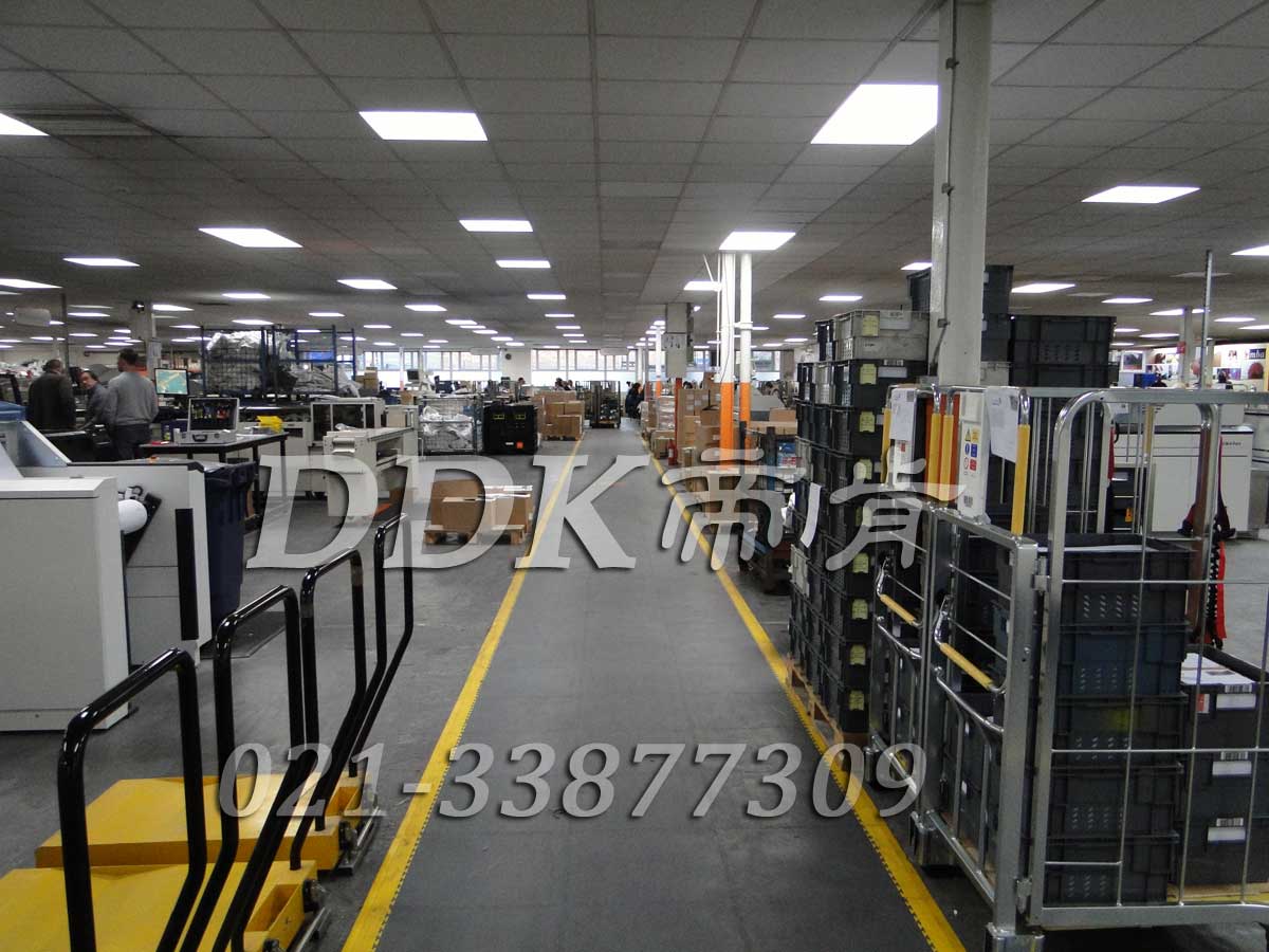 偉世通有限公司某組裝車間通道地面鋪裝地板現(xiàn)場圖例_全深灰色表面加黃色警示邊的通道用工業(yè)pvc地板樣板圖片,帝肯(DDK)_2000_9200（廠房通道地板防護(hù)材料）效果圖，安全通道用地板,工業(yè)走道地墊,工廠走道地墊,走道墊,走道地墊,過道防滑墊,通道防滑墊,過道地墊,過道地毯,通道地毯,工廠地板,工業(yè)防滑地板,工業(yè)pvc地板,工廠車間地板革,工廠用塑料地板,車間地板磚,車間用地板膠,車間地板,車間塑膠地板,車間橡膠地板,工廠車間地膠,工廠車間地坪保護(hù)地板,工廠地板膠,抗壓地板,拼接地板,模塊地板,地板膠,塑料拼裝地板,工業(yè)地板膠,工業(yè)地板磚,工業(yè)地板,廠房塑膠地板,廠房地板材料,pvc地板磚,pvc工業(yè)地板,pvc地板膠,pvc塑膠地板