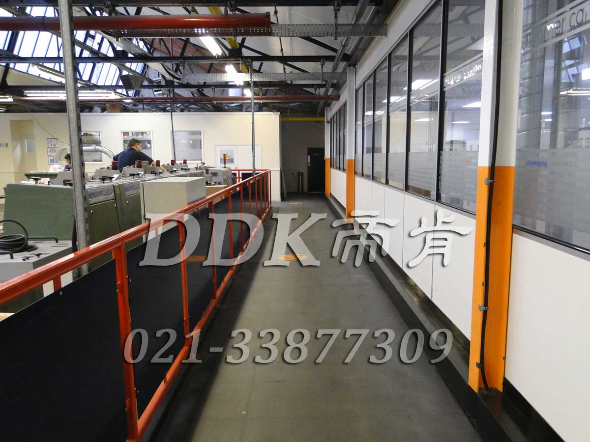 曼公司某工廠車間走廊地面鋪裝地板現(xiàn)場圖例_快裝型全深灰色表面通道用廠房塑膠地板樣板圖片,帝肯(DDK)_2000_9200（廠房通道地板防護(hù)材料）效果圖，安全通道用地板,工業(yè)走道地墊,工廠走道地墊,走道墊,走道地墊,過道防滑墊,通道防滑墊,過道地墊,過道地毯,通道地毯,工廠地板,工業(yè)防滑地板,工業(yè)pvc地板,工廠車間地板革,工廠用塑料地板,車間地板磚,車間用地板膠,車間地板,車間塑膠地板,車間橡膠地板,工廠車間地膠,工廠車間地坪保護(hù)地板,工廠地板膠,抗壓地板,拼接地板,模塊地板,地板膠,塑料拼裝地板,工業(yè)地板膠,工業(yè)地板磚,工業(yè)地板,廠房塑膠地板,廠房地板材料,pvc地板磚,pvc工業(yè)地板,pvc地板膠,pvc塑膠地板