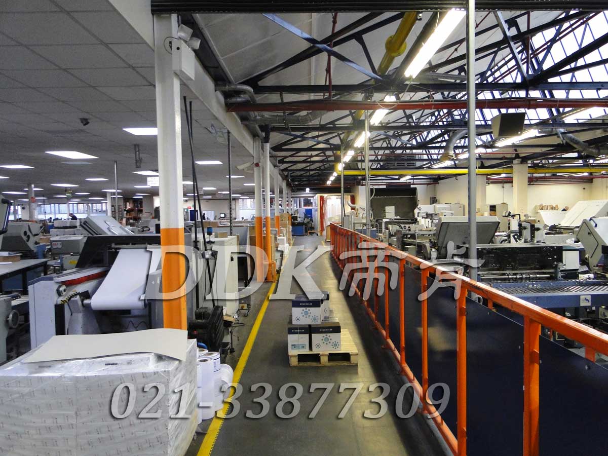 某外資印刷公司工廠車間走廊地面鋪裝地板現(xiàn)場圖例_耐磨耐壓型全深灰色通道加黃色警示護(hù)邊走廊過道用車間pvc地板樣板圖片,帝肯(DDK)_2000_9200（廠房通道地板防護(hù)材料）效果圖，安全通道用地板,工業(yè)走道地墊,工廠走道地墊,走道墊,走道地墊,過道防滑墊,通道防滑墊,過道地墊,過道地毯,通道地毯,工廠地板,工業(yè)防滑地板,工業(yè)pvc地板,工廠車間地板革,工廠用塑料地板,車間地板磚,車間用地板膠,車間地板,車間塑膠地板,車間橡膠地板,工廠車間地膠,工廠車間地坪保護(hù)地板,工廠地板膠,抗壓地板,拼接地板,模塊地板,地板膠,塑料拼裝地板,工業(yè)地板膠,工業(yè)地板磚,工業(yè)地板,廠房塑膠地板,廠房地板材料,pvc地板磚,pvc工業(yè)地板,pvc地板膠,pvc塑膠地板