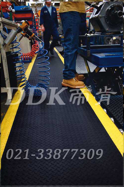 機械加工車間流水線旁通道地面材料鋪設(shè)現(xiàn)場圖例_提供定制加工生產(chǎn)鐵板紋防滑流水線地毯樣板圖片,帝肯(DDK)_HD220（Duxton|皇爵）效果圖，流水線地墊,流水線防滑墊,pvc防滑卷材,塑料防滑地毯,工業(yè)防滑地毯,橡膠防滑地毯,防滑地毯,pvc防滑地毯,pvc塑料地毯,通道地毯,防滑塑料毯