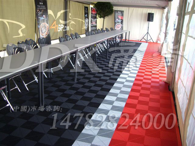 【室外大型防滑墊】會議室通道地面拼裝型地面材料_紅灰白三色組合效果樣板圖片，帝肯(DDK)_8100_900（大門入口防滑墊）效果圖，室外地板膠,室外塑料地板,室外防滑地墊,室外防滑墊