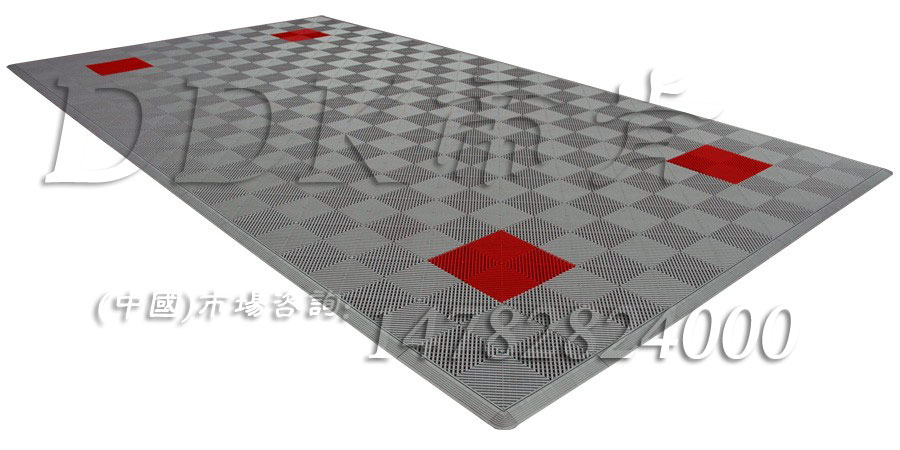 【大廈入口門格柵系統(tǒng)】灰色加紅色效果樣板圖片，帝肯(DDK)_8100_900（大門入口防滑墊）效果圖，門口地墊,門口地毯,門口地面除塵刷,門口腳墊,門口腳踏墊,門口除塵地墊,門口防滑墊,門口防滑地膠,門口防滑地墊,門口防塵墊,門口防塵地毯,門口防塵地墊,進(jìn)門地墊,進(jìn)門腳墊,自動(dòng)門地墊,腳墊門墊,門廳地墊,門廳地毯,門廳腳墊,門廳除塵地墊,防滑門墊,除塵門墊,除雪門墊,廣告門墊,模塊拼接式門墊,橡膠門墊,嵌入式門墊,塑膠門墊,大門腳墊,刮泥門墊,三合一門墊,logo門墊,三合一門口毯,塑料門墊,入口防塵地墊,入口防水地墊,入口防滑墊,出入口地墊