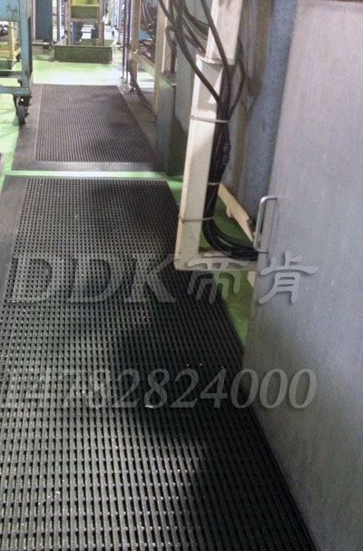 水泥地上耐油防滑網(wǎng)格地毯_黑色樣板圖片,帝肯(DDK)_1900_9979（工業(yè)地面鋪地材料）效果圖，塑料網(wǎng)格防滑地墊,網(wǎng)狀地毯,網(wǎng)狀防滑墊,網(wǎng)格防滑墊,網(wǎng)眼防滑,防滑塑料網(wǎng)格