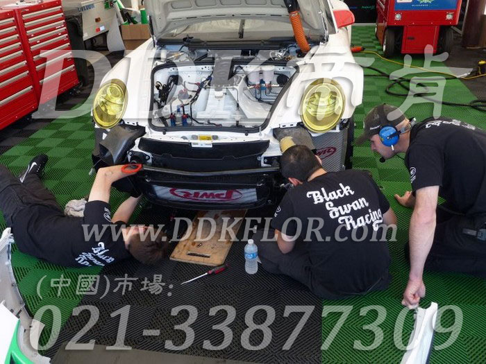 24綠色定制款賽車維修間地面拼裝地板樣板圖片,帝肯(DDK)_8100_6008（賽車P房帳篷地板）效果圖，帳篷地膠
