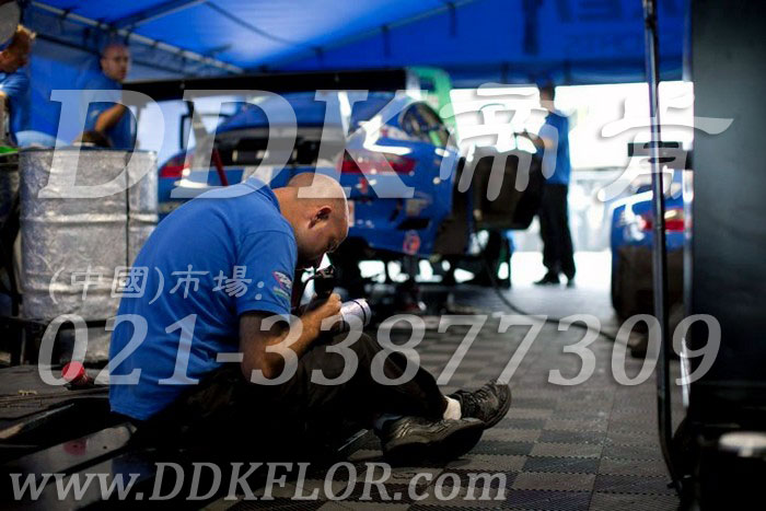 17快拼式灰色耐油防滑維修間地板樣板圖片,帝肯(DDK)_8100_6008（賽車P房帳篷地板）效果圖，帳篷地膠