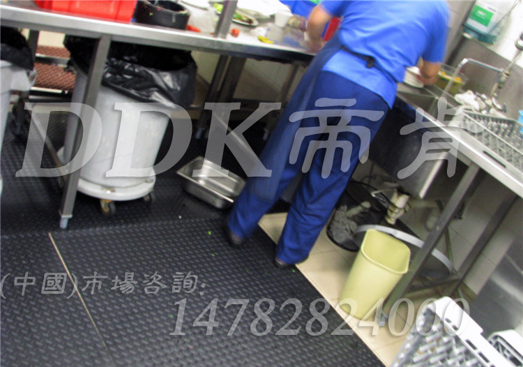 【餐廳操作間地磚防滑用地毯】后廚操作間防滑用黑色地毯樣板圖片,帝肯(DDK)_HD220_6S（柳葉紋地毯|綠色_黑色）效果圖，廚房地墊,廚房地板膠,廚房地毯,廚房地膠,廚房防滑地墊,廚房防滑地毯,廚房防滑墊,餐廳廚房專用地毯,餐廳防滑地墊,食堂專用防滑地毯,食堂用防滑地墊,食堂防滑墊