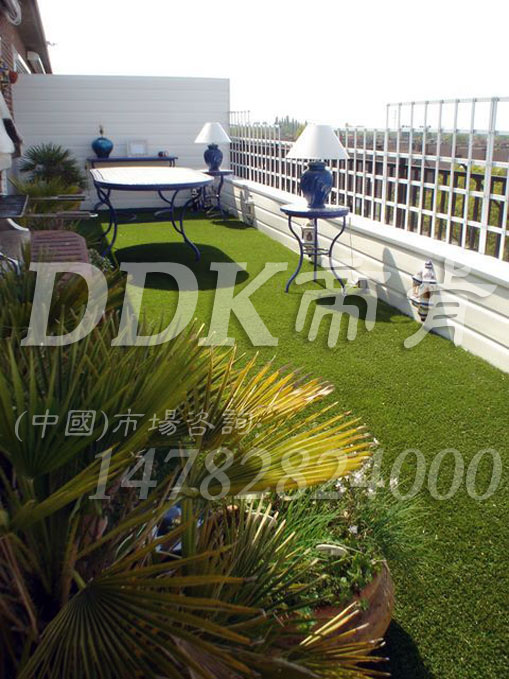 【室外陽臺鋪塑料草坪好嗎】室外陽臺專用塑料草坪介紹樣板圖片,帝肯(DDK)_6200（Green|歌林）效果圖，戶外塑料草坪,戶外草坪地墊,仿真草坪,露臺草坪,露臺地面裝修,室外露臺裝修,別墅陽臺裝修,室外陽臺地板,陽臺裝修,陽臺地磚裝修,別墅陽臺地板