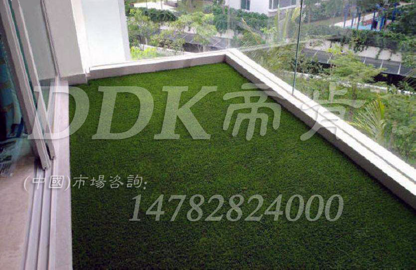 【陽臺(tái)用什么地毯？】綠色仿真陽臺(tái)地毯樣板圖片,帝肯(DDK)_6200（Green|歌林）效果圖，陽臺(tái)裝修,陽臺(tái)地磚裝修,人造草坪,戶外塑料草坪,露臺(tái)草坪,綠草地墊,草坪地毯