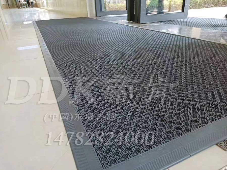 模塊刮砂出入口地毯 防滑防雨疏水PVC地墊20*20cm/塊 室外漏孔塑料橡膠墊，三合一模塊地墊,三合一門墊,三合一防塵地墊,三合一防滑墊,三合一除塵墊,三合一地架,三合一門口毯,三合一防塵墊,模塊地墊,模塊地板,模塊拼接式門墊,組合式地墊,pvc拼接式除塵墊,入口防塵地墊,刮泥除塵地墊,吸塵地毯,門口防塵墊,門廳除塵地墊,門口防塵地墊,防塵門墊,門墊地墊,門墊地毯,防塵防污地墊,防塵防滑地墊,門口腳踏墊,門前腳墊,門廳腳墊,門前地墊,門前墊,門前毯,門廳地墊,門廳地毯,門口地墊,門口地毯,門口地面除塵刷,門口腳墊,門墊,防水地墊,防塵地墊,防塵地毯,防塵地膠墊,除塵地墊,除塵地膠,防滑除塵地墊,除塵墊,除塵地毯,除塵腳墊,除塵門墊,除雨雪地墊,除雪門墊,隔水地墊,隔水材料,隔水地板,pvc戶外地板,塑料戶外地板,室外地墊,室外地板膠,室外地毯,室外地板革,室外地膠,室外塑料地毯,室外防水地板,室外防滑地墊,室外防滑地毯,室外防滑墊,戶外地膠,戶外地磚,戶外塑膠地毯,戶外地墊,戶外地板,戶外地毯,戶外草坪地墊,多孔防滑地墊,帶孔防滑墊,網(wǎng)孔地墊,pp防滑墊,戶外網(wǎng)狀橡膠墊,網(wǎng)格地墊,網(wǎng)格防滑墊,網(wǎng)狀防滑墊,網(wǎng)球場地板,網(wǎng)眼防滑,耐磨抗壓防滑膠墊,耐磨塑料草坪毯,綠草地墊,草坪門墊,草坪地毯,疏水地墊,疏水地席,疏水地毯,疏水地膠,疏水墊,疏水性材料,漏水防滑墊,漏水地墊,漏水橡膠墊,洗手間防滑墊,洗手間地墊,洗手間防滑地毯,洗澡間防滑墊,衛(wèi)生間防滑墊,衛(wèi)生間防水地墊,衛(wèi)生間防水墊,衛(wèi)生間防滑地墊,衛(wèi)生間防滑地毯